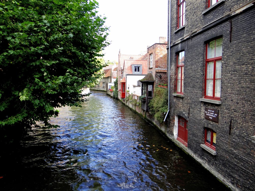 28 Brugge - Lungo i canali.JPG